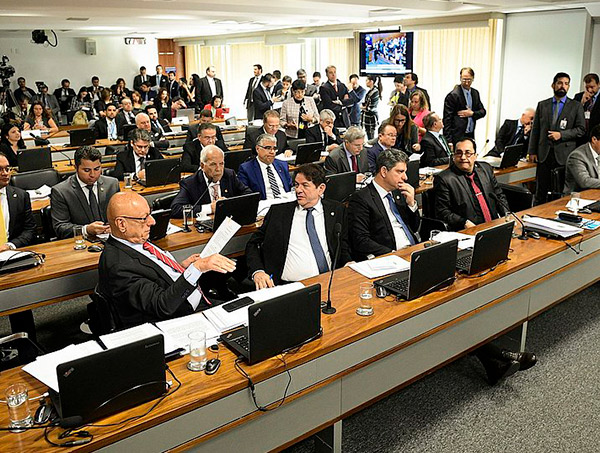 CCJ do Senado aprova projetos que derrubam decreto de armas; tema vai a plenário