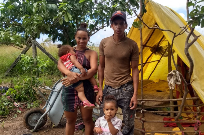 Família que mora há 4 anos em barraco de lona pede ajuda no É do Povo