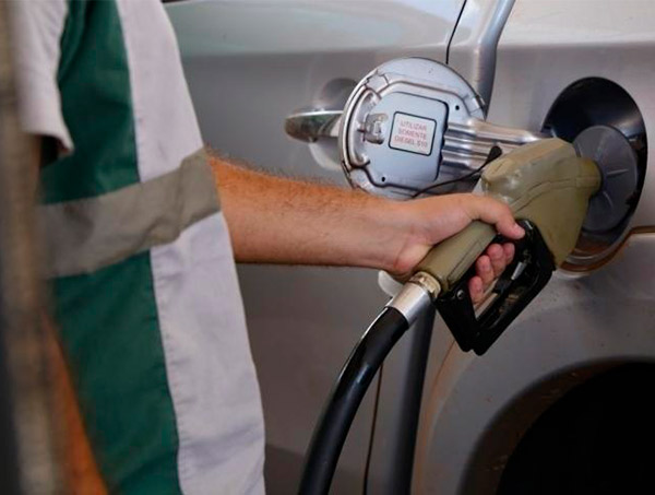 Petrobras anuncia queda média de R$ 0,10 no litro do diesel
