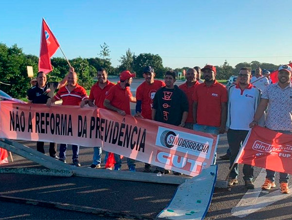 Manifestantes fecham vias de acesso ao Polo Petroquímico 