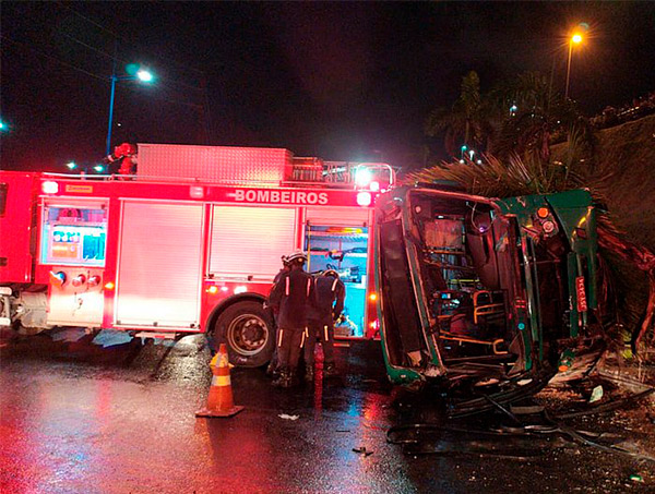 Ônibus capota perto do Shopping Bela Vista e deixa 27 feridos