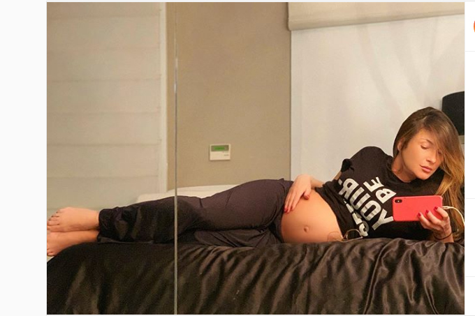 Claudia Leitte posta foto da barriga de sete meses nas redes sociais 