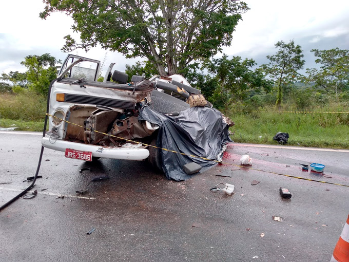 Colisão entre Kombi e caminhão deixa quatro mortos na BA-093