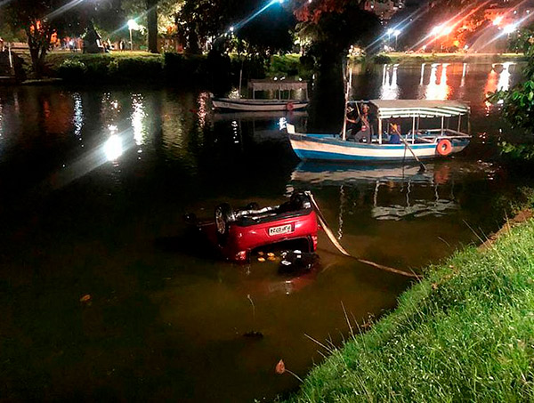 Motorista perde controle, carro atravessa via e cai no Dique do Tororó