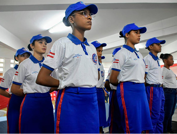 Prefeitura entrega fardamento oficial para 900 alunos da Escola Altair