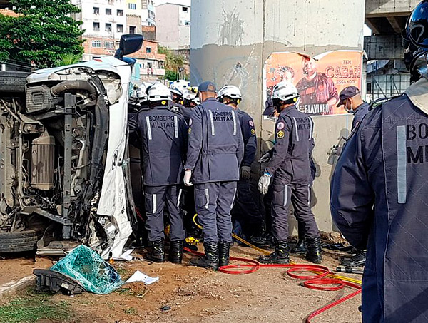 Caminhão bate em pilastra do metrô na Avenida Bonocô