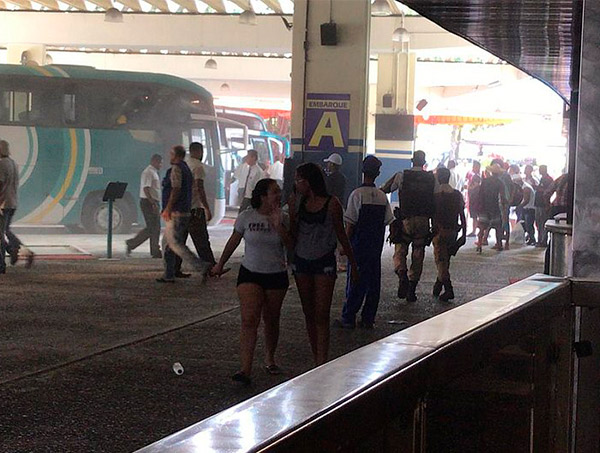 Ônibus pega fogo na rodoviária de Salvador nesta sexta