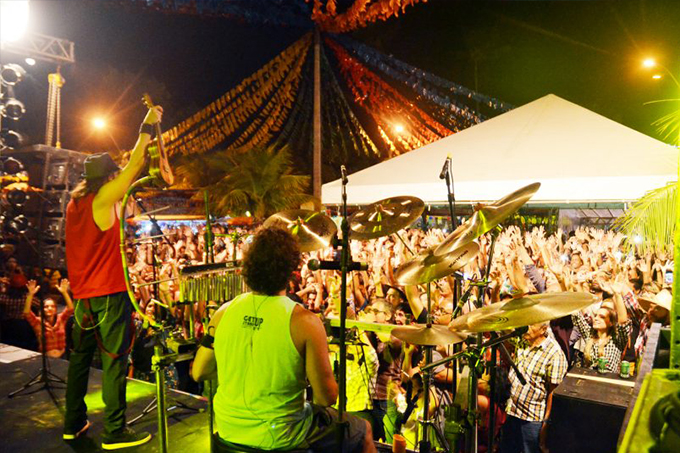 Cantor do Falamansa se emociona com público de Imbassaí
