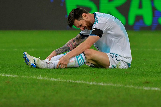 Messi perde a paciência com os gramados da Copa América: 'Todos são muito ruins'