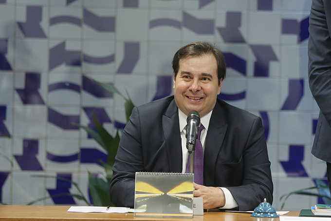 Há expectativa de que relatório seja votado até dia 27 na comissão, diz Maia