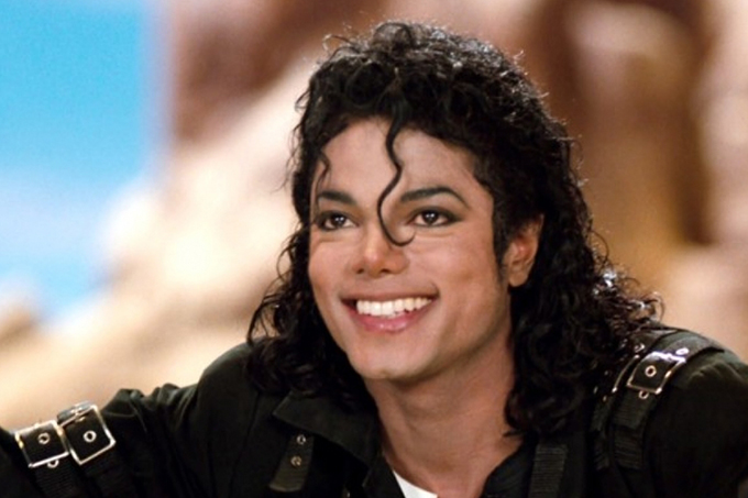 Fãs lembram 10 anos da morte de Michael Jackson com homenagens