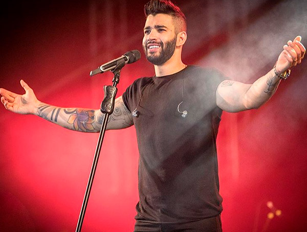 Gusttavo Lima leva bebida na cara e atitude do cantor surpreende fãs