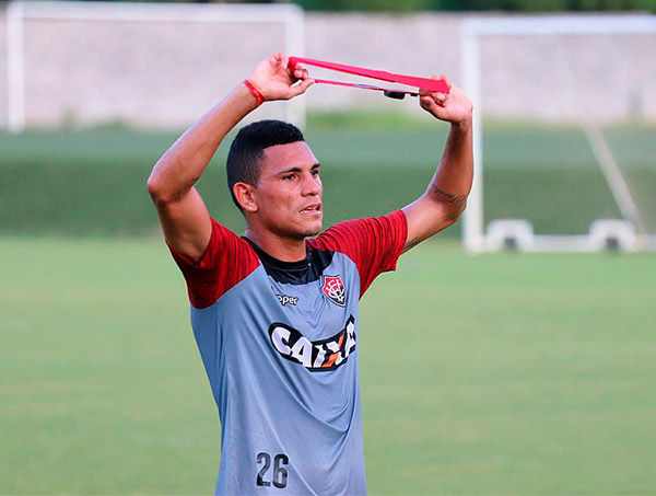 Léo Gomes é vendido ao Athletico, mas fica no Vitória até novembro