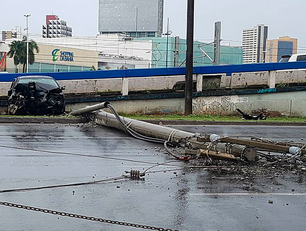 Trecho da Av. ACM é interditado após carro bater e derrubar poste