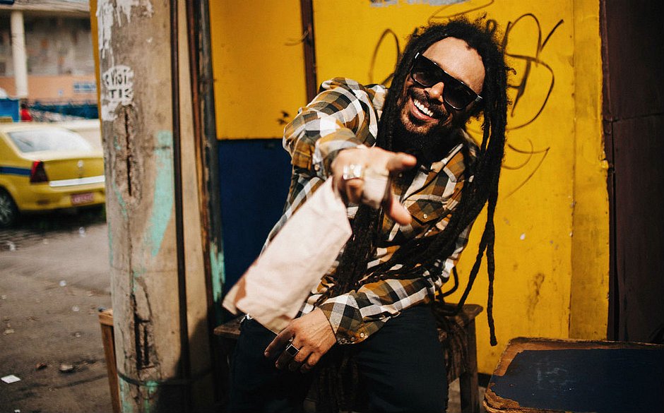 Marcelo Falcão faz show em Salvador neste domingo (30)