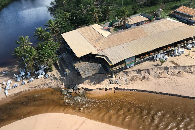 Ondas fortes destroem parte do deck na Praia de Imbassai