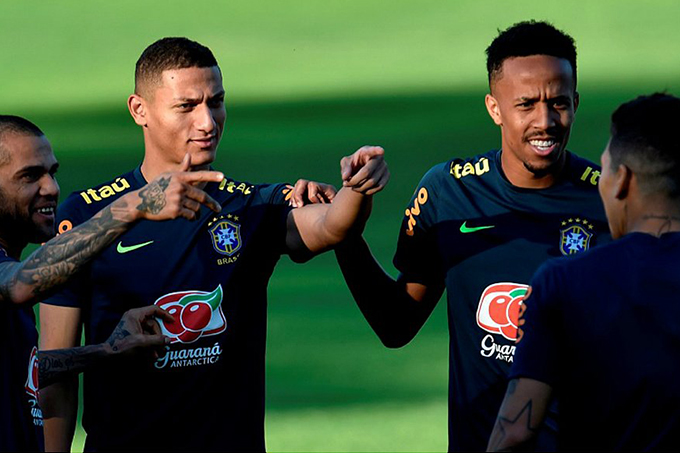Richarlison e Filipe Luís voltam a treinar antes de clássico