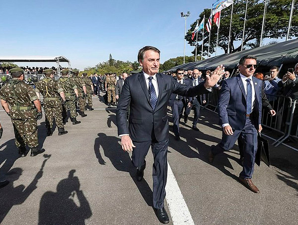 Bolsonaro diz que deixaria o cargo caso fosse a vontade do povo