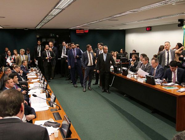 Comissão especial rejeita destaque sobre aposentadoria de professores