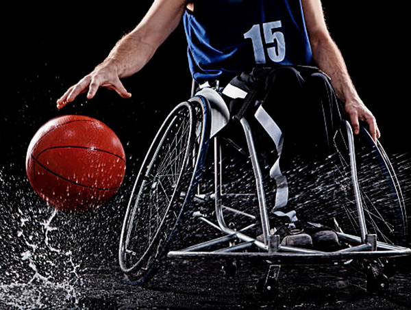 Prefeitura entrega cadeiras de rodas especiais para atletas do basquete 