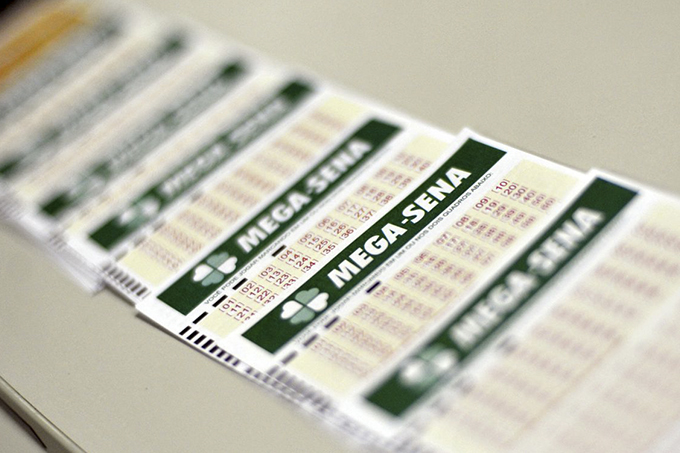 Mega-Sena acumula e vai pagar R$ 6 milhões na terça (9)