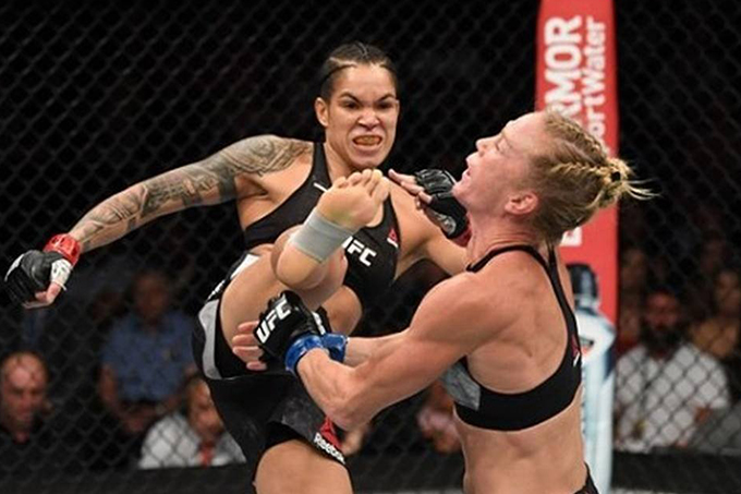 Amanda Nunes nocauteia Holly Holm no UFC 239 e mantém o cinturão
