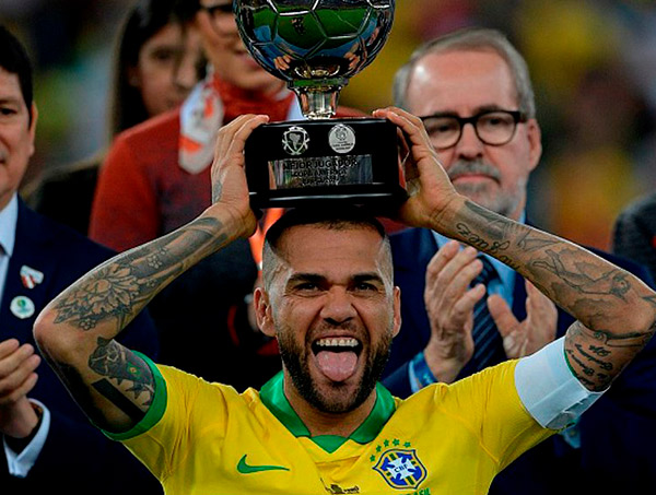 Daniel Alves é eleito o melhor jogador da Copa América