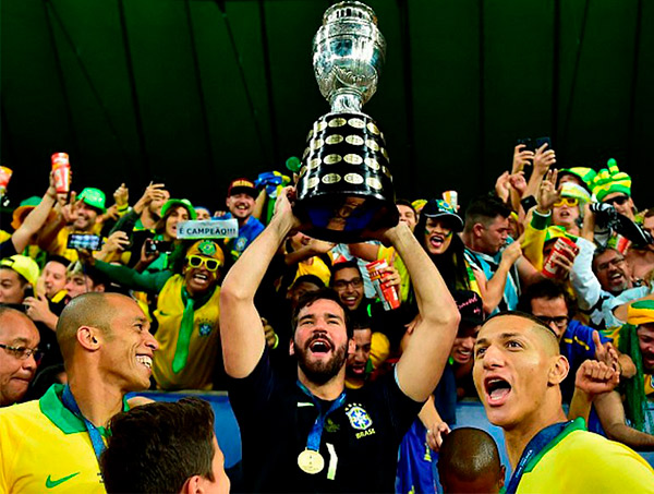 Melhor goleiro da Copa América, Alisson elogia Taffarel