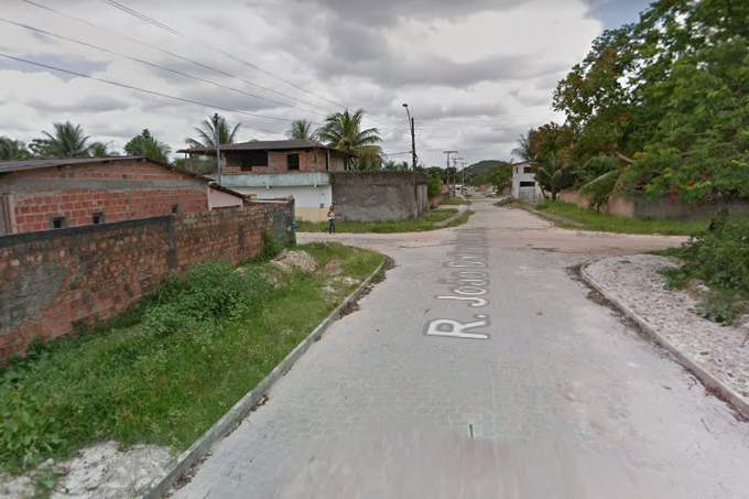 Homem tenta matar mãe e é agredido e amarrado em poste de energia 