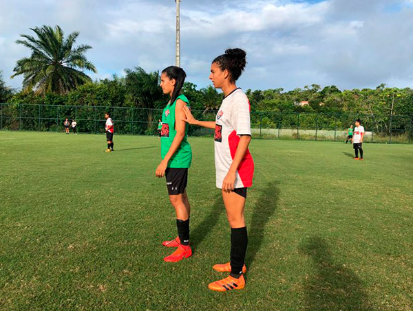 Meninas do Vitória enfrentam Santos no CT da Praia do Forte 