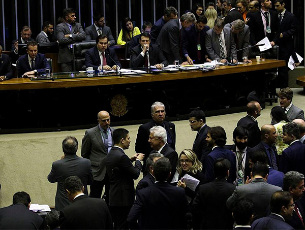 Câmara encerra discussões e inicia votação de reforma nesta quarta