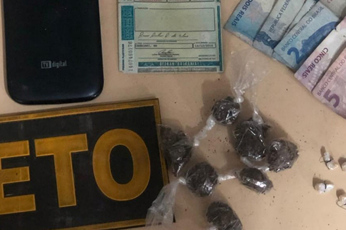 Mulher é presa com drogas em Dias d'Ávila