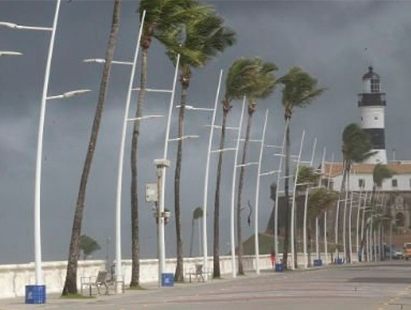 Marinha alerta para ondas de até 2,5 metros em Salvador