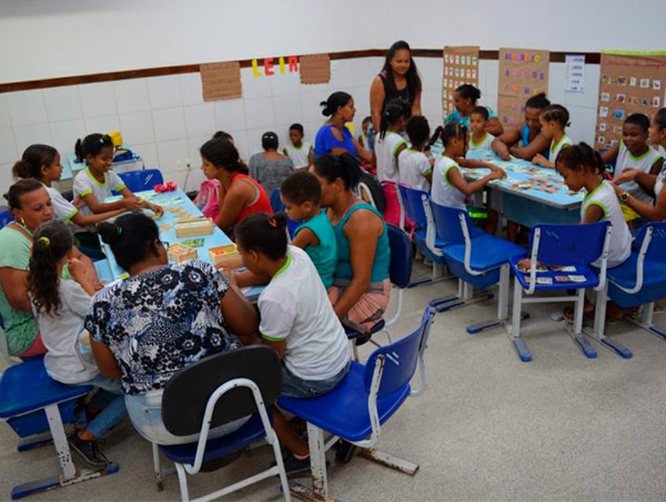Alunos com dificuldades e pais não alfabetizados aprendem juntos em escola da rede