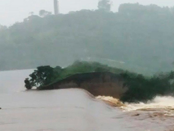 Barragem se rompe na Bahia e água invade povoado e rodovia