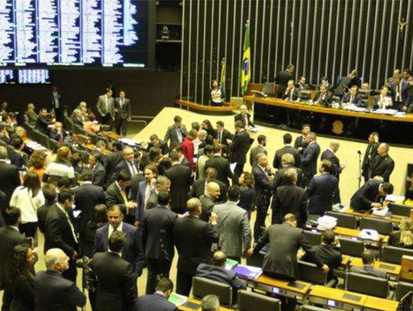 Câmara reduz de 20 para 15 anos tempo mínimo de contribuição para homens