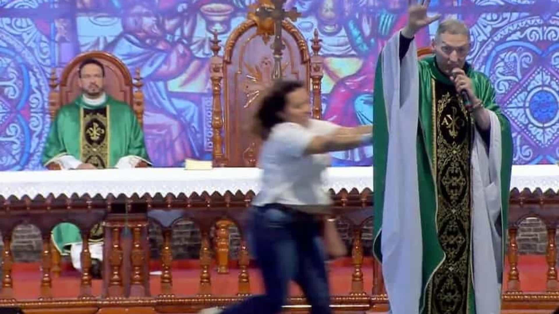 Mulher ataca e joga Padre Marcelo de palco em missa 