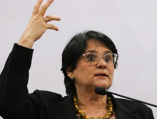 Damares diz que Eduardo é 'uma das pessoas mais capacitadas' para ser embaixador