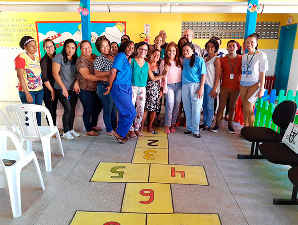 Prefeitura realiza entrega de uniformes para funcionários de creches e escolas municipais