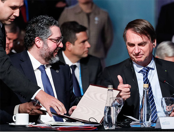 Governo quer reduzir alíquota do IR para máximo de 25%, diz Bolsonaro