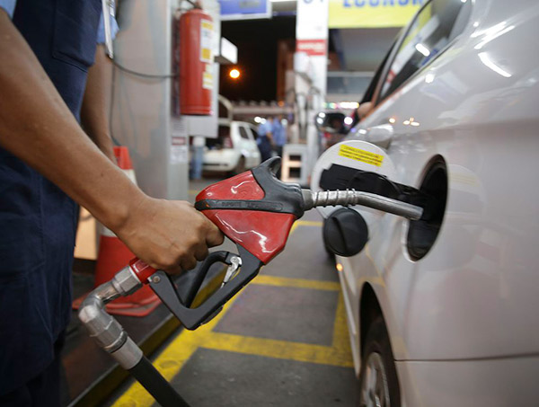 Petrobras baixa gasolina em R$ 0,03 e diesel em R$ 0,04