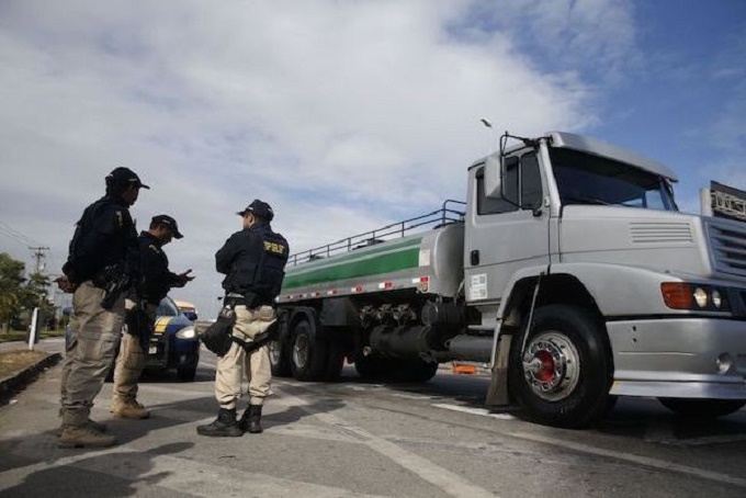 Caminhoneiros cogitam paralisação após mudanças no frete