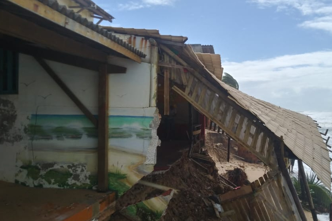 Ondas de quatro metros atingem imóveis na praia de Arembepe