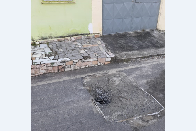 Tampa de esgoto rompe e água volta a escoar na Rua Rio Grande do Norte