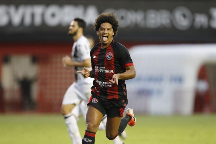 Vitória bate a Ponte Preta de virada em casa