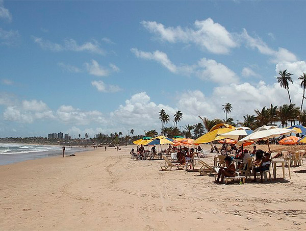 Duas crianças morrem após se afogarem na praia de Piatã