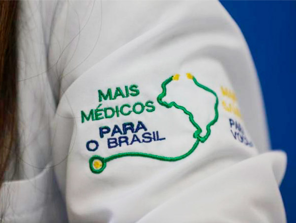 Governo regulamenta concessão de residência a médicos cubanos