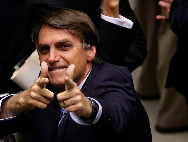 'Menina brinca de boneca e menino brinca de arminha', afirma Bolsonaro