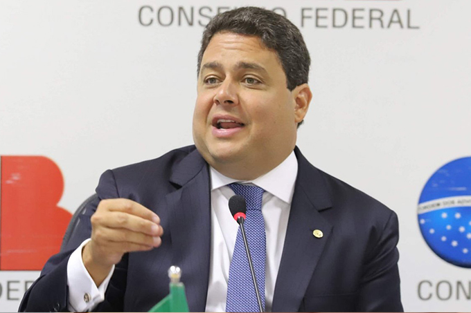 'Bolsonaro age com crueldade e falta de empatia', diz presidente da OAB