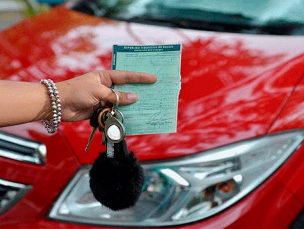 Proprietários de veículos podem pagar IPVA com 5% de desconto até hoje